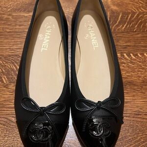 CHANEL Black Leather Ballet Flats with Patent Cap Toe and Bow Accent size 40